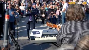 VIDEO | Piazza Califano è realtà: la cerimonia con la figlia e la sorella dell’amato cantautore di Roma
