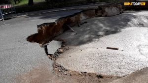 VIDEO | Voragine del Quadraro, dopo il riempimento le nuove indagini geologiche nel sottosuolo per consentire l'intervento di Acea