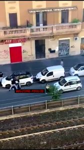 VIDEO | Maxi rissa in strada con coltelli e bottiglie rotte davanti al bar già chiuso dal questore