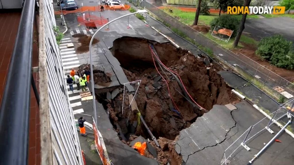 VIDEO | Non c'è pace per la voragine del Quadraro: esplode una conduttura dell'acqua e crolla ancora