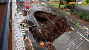 VIDEO | Non c'è pace per la voragine del Quadraro: esplode una conduttura dell'acqua e crolla ancora
