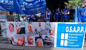 Sit in davanti al ministero della giustizia, il sindacato: "Oltre 250 poliziotti penitenziari sospesi dal servizio"