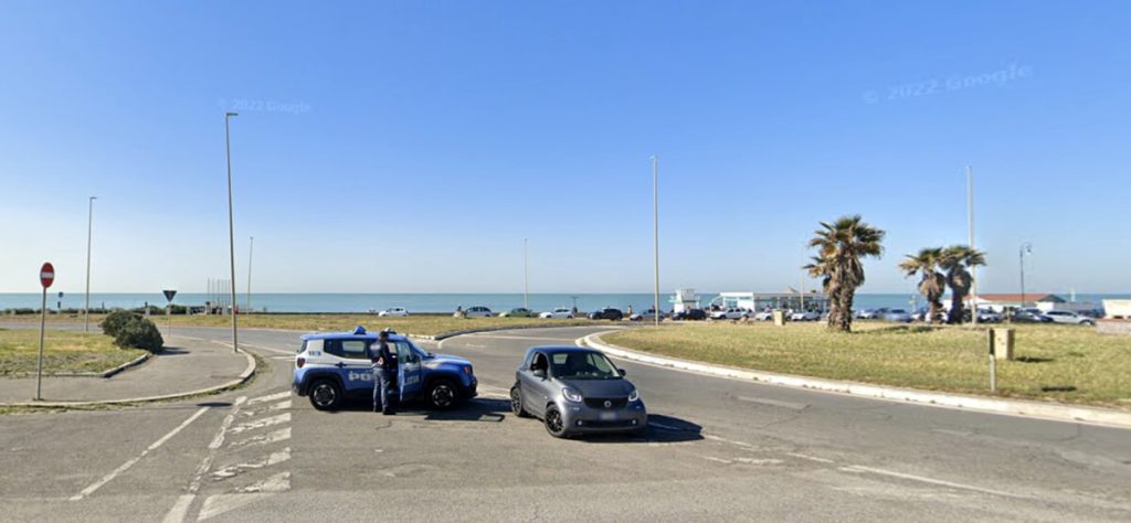 Ladri rompono il finestrino del camper in sosta per svaligiarlo