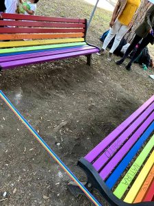 Installate due nuove panchine arcobaleno. "Simboli di valori universali"