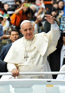 Papa Francesco consegna la bolla di indizione del Giubileo 2025