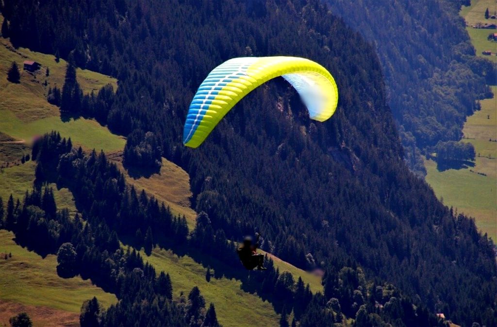 Precipita con il parapendio, salvato dagli alberi