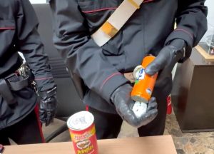 Patatine, lattine e cioccolata per nascondere la droga. La scoperta dei carabinieri