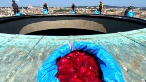 Pioggia di petali di rose al Pantheon
