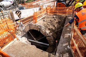 A piazza Pia, ritrovato e rimosso uno scheletro umano. Il cantiere non si ferma