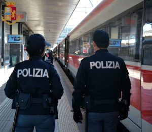Sul treno senza biglietto si scaglia contro gli agenti a calci e pugni