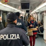 Borseggi in metro: accerchiano turisti e scappano con l’iPhone 14 all’apertura del vagone