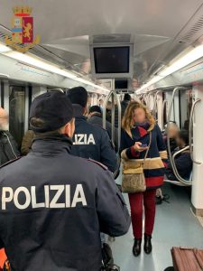 Borseggi in metro: accerchiano turisti e scappano con l'iPhone 14 all'apertura del vagone