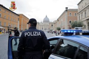 Pistola e coltelli nel borsone: parroco trovato con le armi in piazza San Pietro
