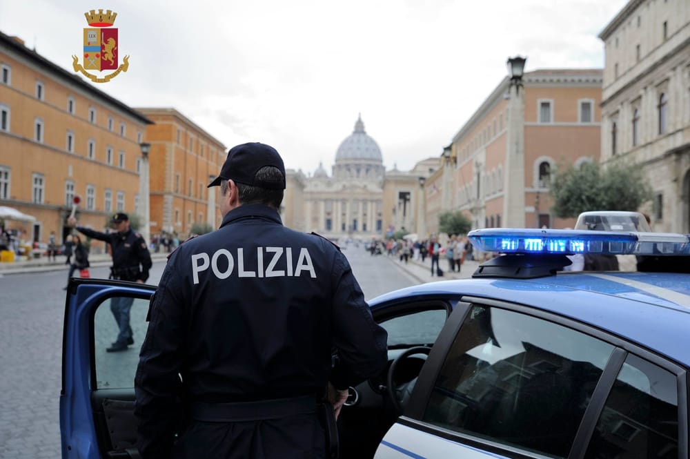 Pistola e coltelli nel borsone: parroco trovato con le armi in piazza San Pietro