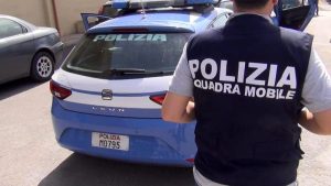 Spari a Roma, anziana a bordo di una Smart ferita da un colpo di pistola vicino al centro commerciale