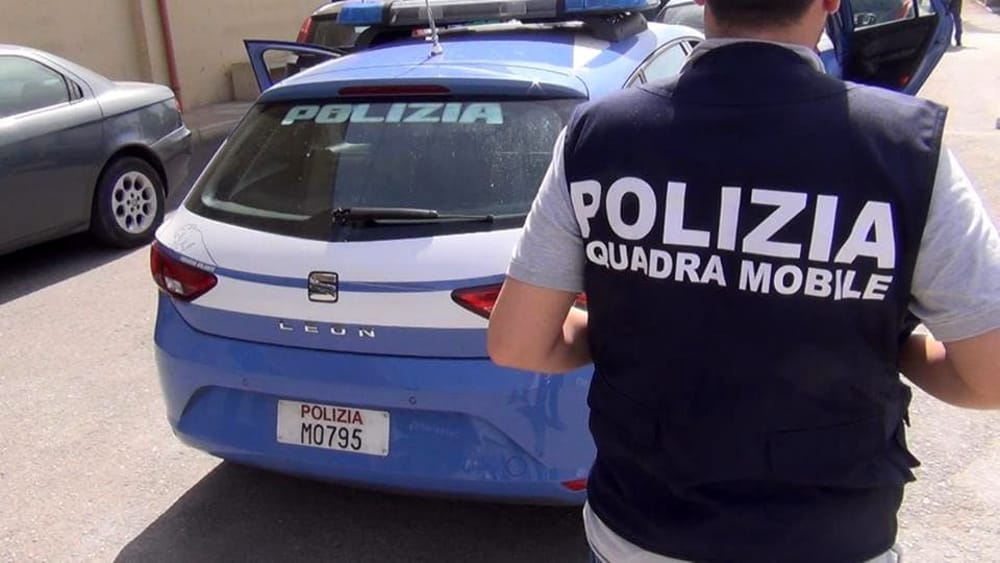 Spari a Roma, anziana a bordo di una Smart ferita da un colpo di pistola vicino al centro commerciale