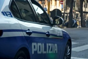 Pugni agli agenti durante il controllo, poi la fuga e piedi. Tre arresti