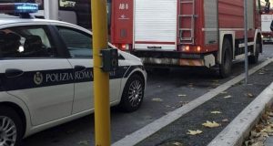 Incendio a Castel Fusano: sterpaglie in fiamme e strada chiusa