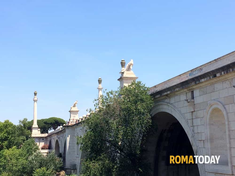 Oltre il parapetto del ponte minaccia di gettarsi nel vuoto