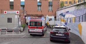 Accoltellato e scaricato davanti all'ospedale: 37enne lotta tra la vita e la morte
