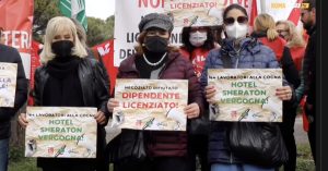 Dopo i licenziamenti riapre l’ex Sheraton. La rabbia degli ex dipendenti: “Il Comune brinda alla nostra disfatta”