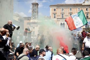 I tassisti bloccano Roma, prima il sit in poi il corteo verso Palazzo Chigi. Traffico in tilt