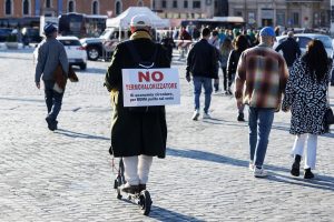 La protesta contro il termovalorizzatore in Parlamento. 12mila firme per abrogare i poteri di Gualtieri