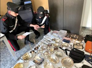 Fermato su auto con 22mila euro di oggetti rubati: "Vi pago se non mi arrestate"