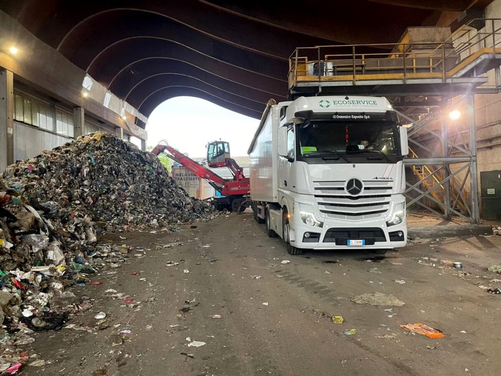 Pulci, topi nei camion, docce piene di muffa. Così lavorano i dipendenti di Ama