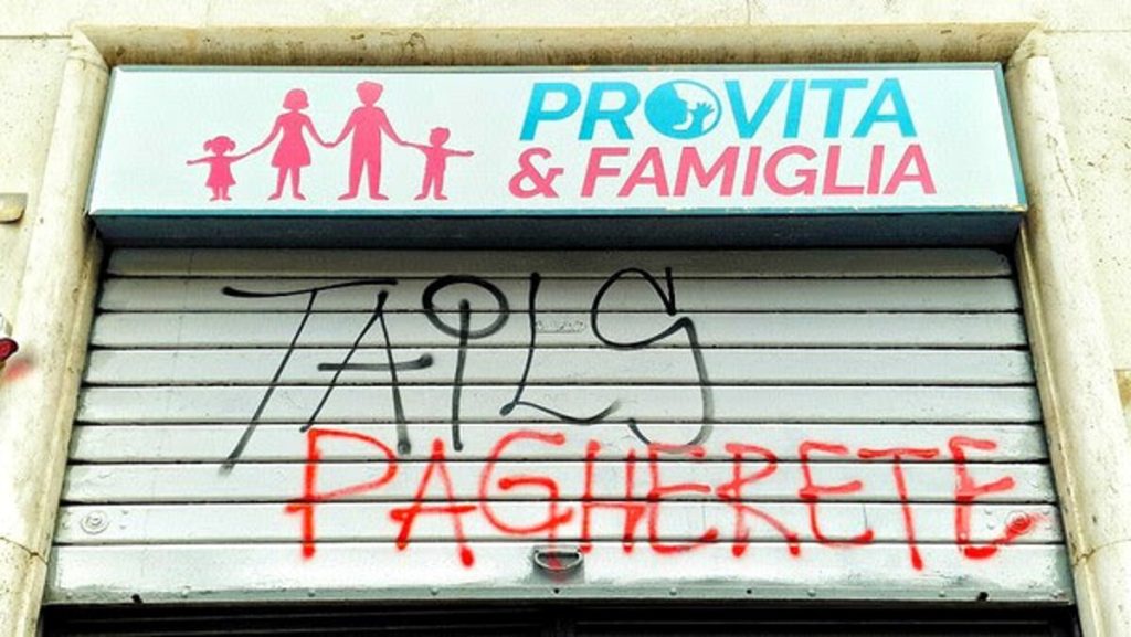 Ancora scritte sulla sede di Pro Vita: "Non vi daremo pace". Il blitz ripreso dalle telecamere