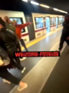 VIDEO | Metro A, brandisce spranga e minaccia un uomo: paura in banchina