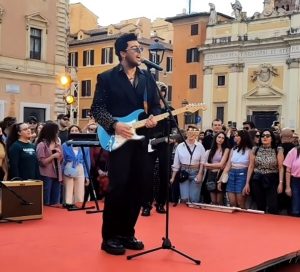 The Kolors e Fiorello riportano il "Karaoke" in piazza: concerto a sorpresa al centro di Roma