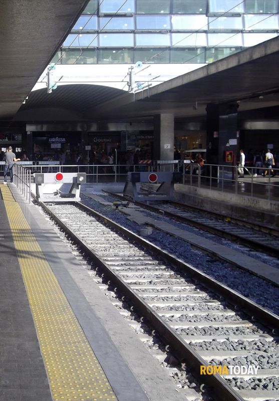Straniero investito sui binari alle porte della stazione Termini, traffico ferroviario in tilt