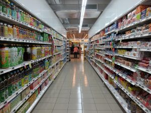 Pugno al volto del commesso che lo sorprende a rubare al supermercato