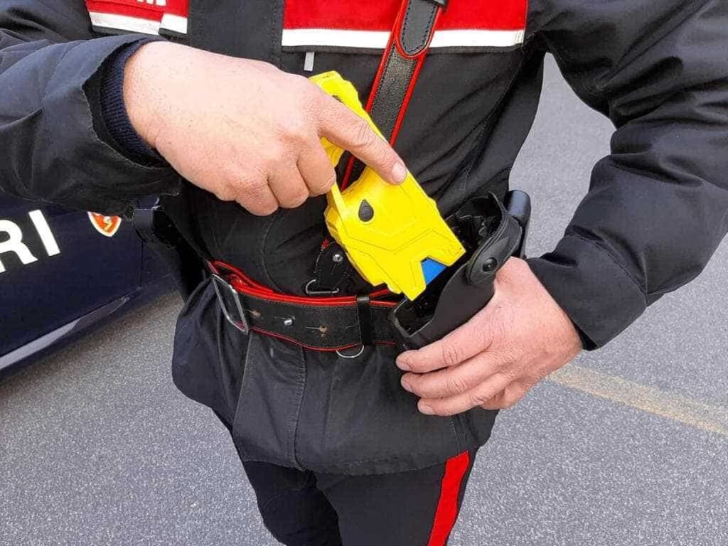 Aggredisce i carabinieri dopo un furto, fermato con il taser