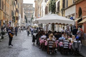 Dehors e tavolini, "impossibile renderli strutturali per legge": il Campidoglio bacchetta il Governo