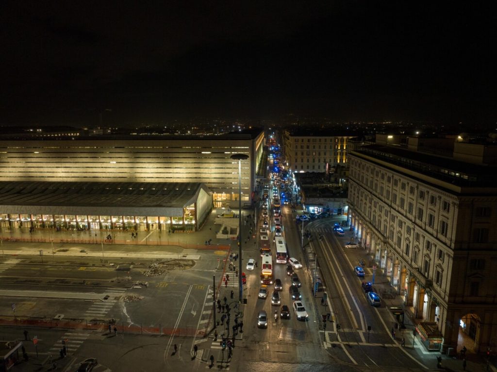 La lite, la coltellata al petto e l'assassino che va al bar. Così si muore alla stazione Termini