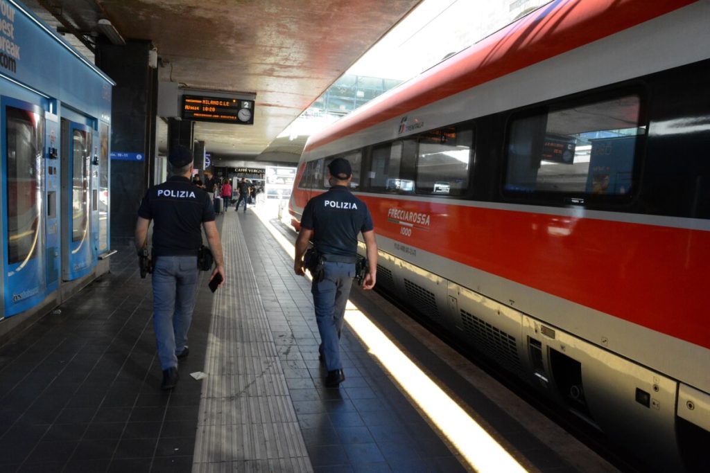 Salgono sul treno, si fingono passeggeri e derubano pendolare di 500 euro