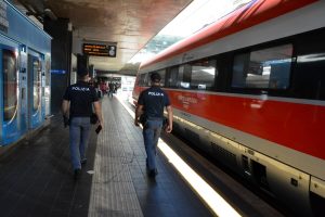 Salgono sul treno, si fingono passeggeri e derubano pendolare di 500 euro