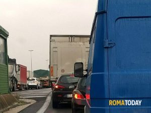 Incidente sul Raccordo anulare: tir si ribalta e perde il carico di mattoni. Traffico in tilt