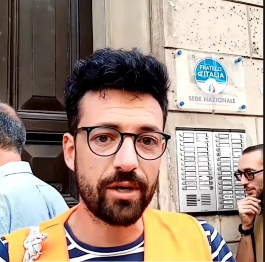 Attivisti di Ultima Generazione manifestano davanti alla sede di Fratelli d'Italia, arrivano le forze dell'ordine