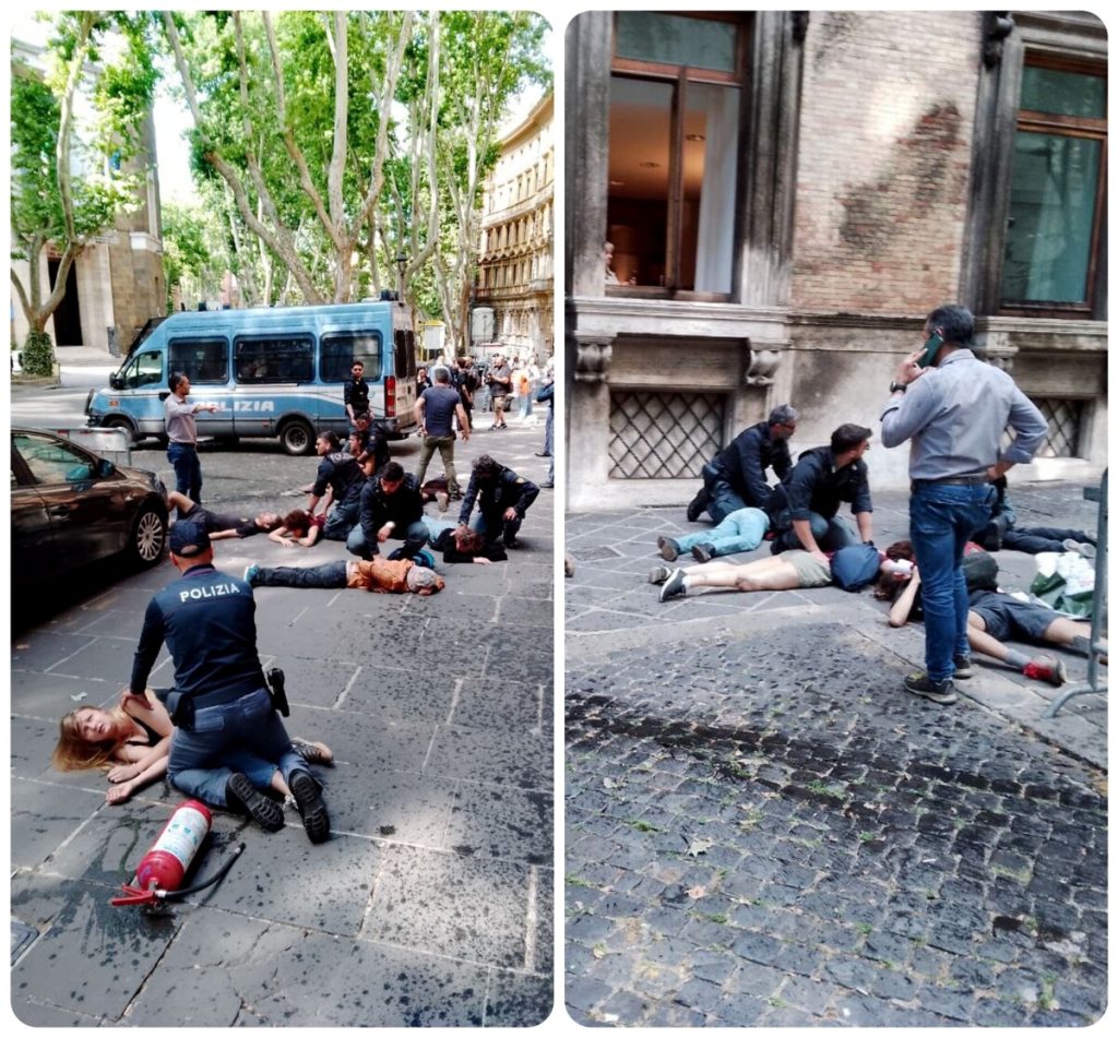 Carbone vegetale contro la facciata del ministero del Lavoro: ambientalisti imbrattano il dicastero