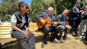 A Roma nasce il parchetto di Ultimo. Inaugurazione con duetto tra il cantautore e Gualtieri