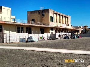Stagione partita senza i chioschi di Capocotta: ritardi anche nella pulizia delle spiagge di Ostia