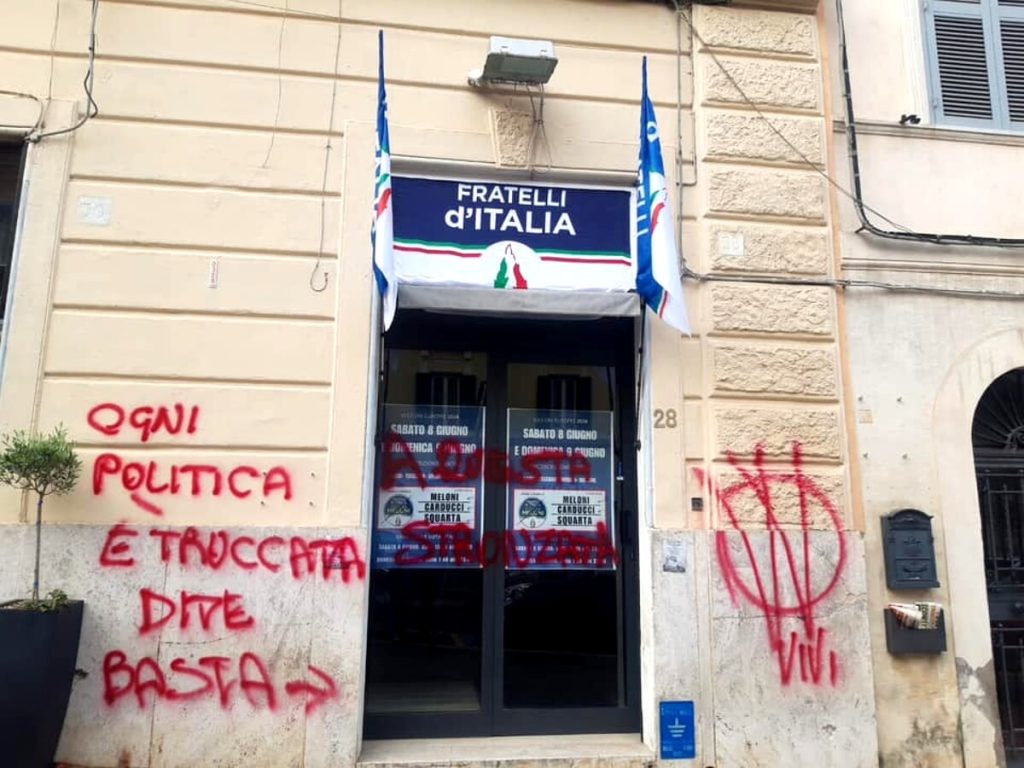 Vandalizzata la sede di Fratelli d'Italia con scritte No vax: "Ogni politica è truccata"