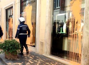Via Condotti, Ultima Generazione imbratta le vetrine dei negozi di lusso di Roma