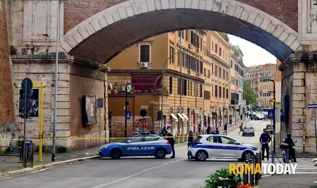 Roma, ragazzo di 21 anni precipita dal ponte e muore. Acquisite le telecamere di sorveglianza
