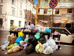 Strade invase dai rifiuti di bar e ristoranti, il municipio è esasperato: “Bisogna prevedere nuove sanzioni”