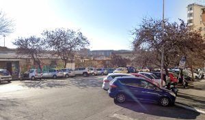 Spaccano una bottiglia di birra per minacciare le vittime e rapinarle