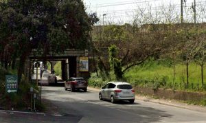 Speronano e rapinano automobilista di smartphone e bancomat